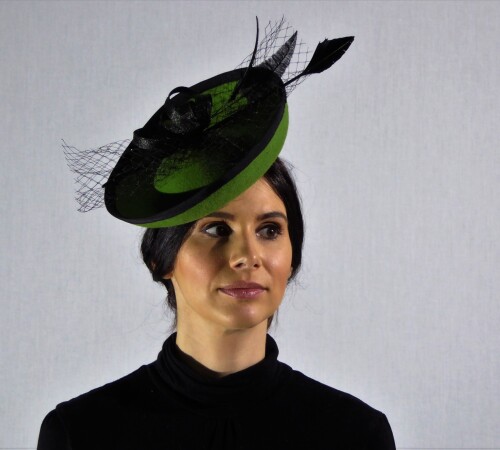 Small felt saucer in green felt with black arrow and veiling.