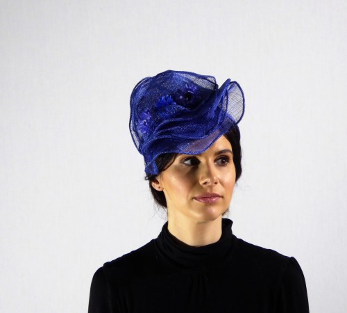 Small fascinator in blue sinamay decorated with cornflowers.