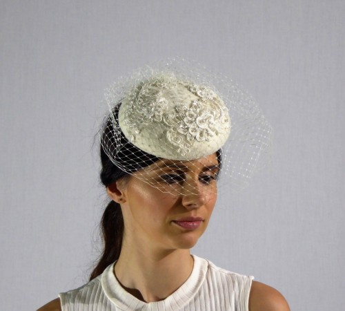 Ivory button in felt, decorated with lace detail with optional veiling.
